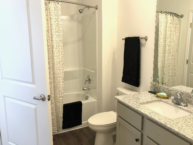 Modern Bathrooms | Apartments in Knoxville, TN | Flagship Kerns