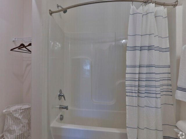 Cozy Bathroom | Cullowhee NC Apartment Homes | Bellamy Western