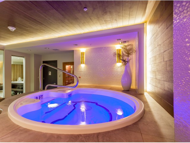 Resident Hot Tub | Luxury Apartments In Kansas City Missouri | The Power  Light Building