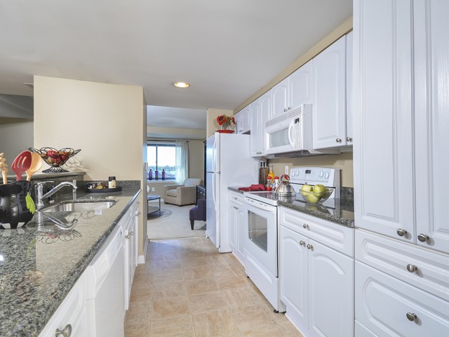 Modern Kitchen | Cherry Hill Luxury Apartments | Cherry Hill Towers