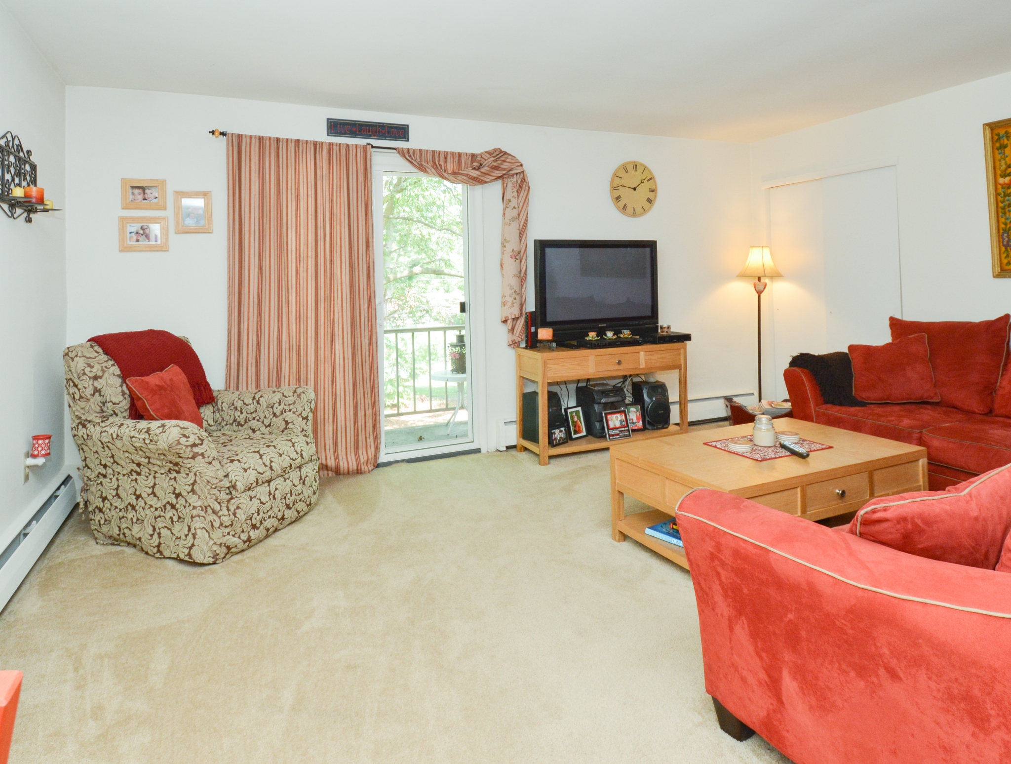 Independence Crossing Sample Living Room with Balcony View | Apartments in Phoenixville PA