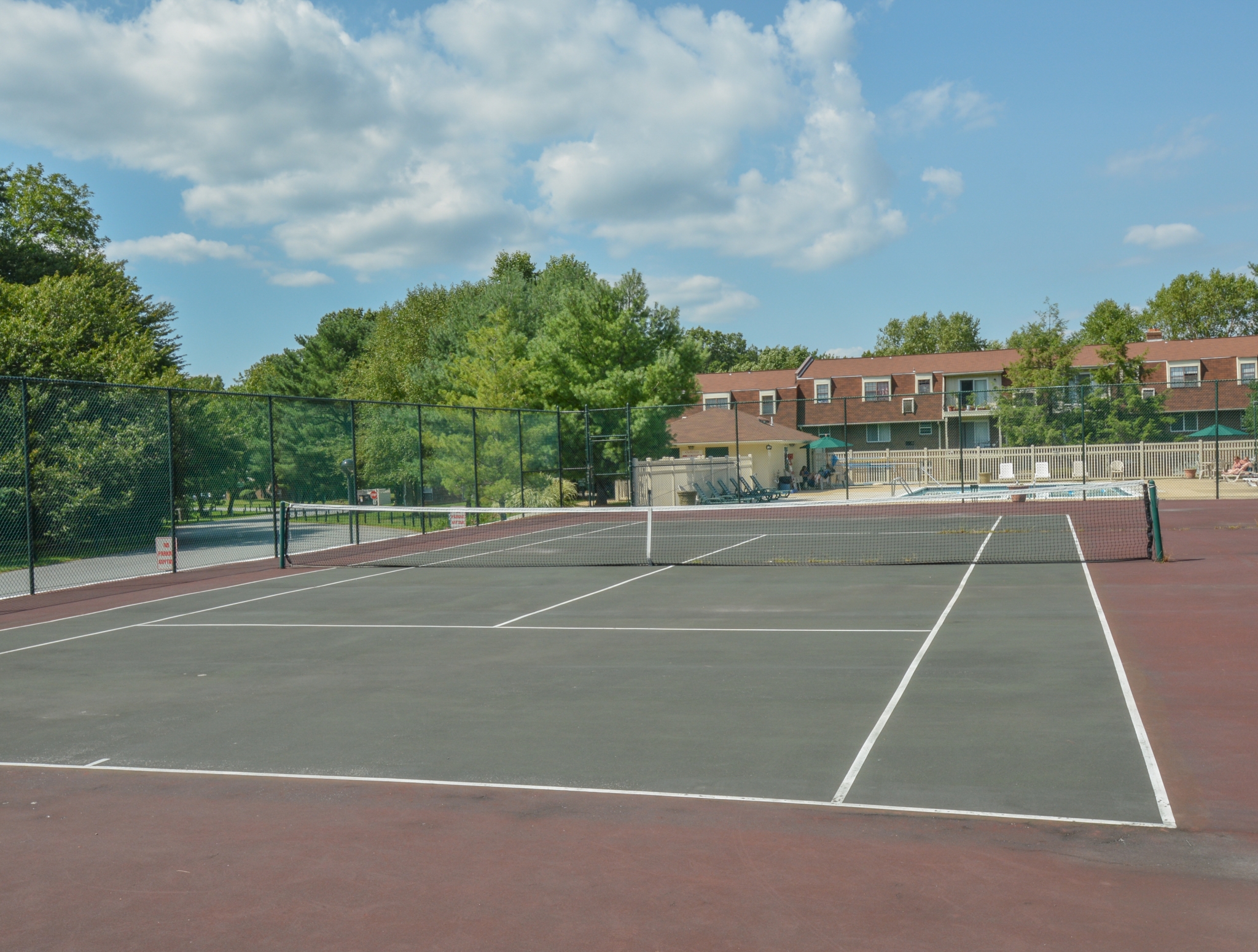 Oak Tree Tennis Court | Newark Apartments DE