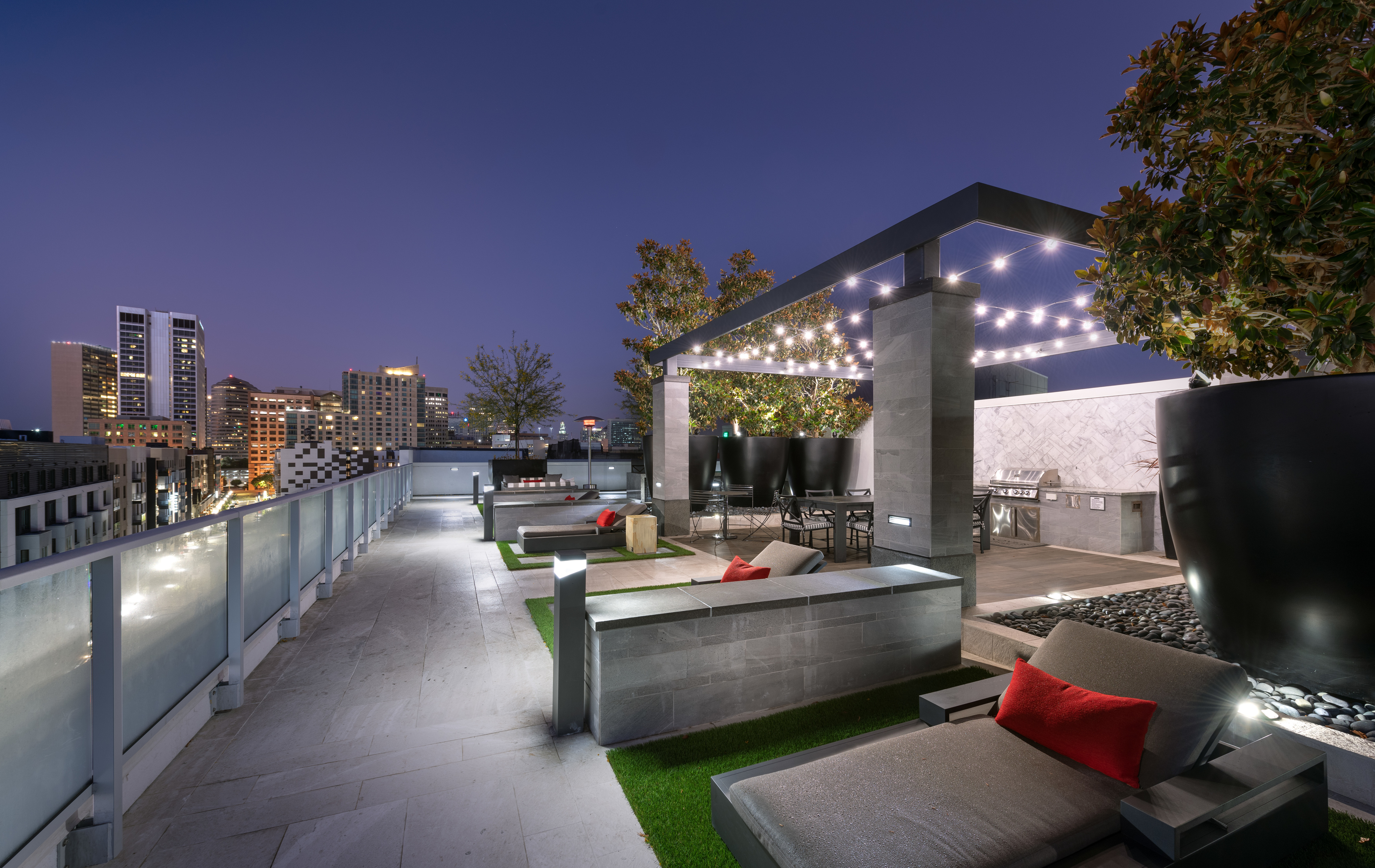 Rooftop Terrace Lounge with Expansive Lawn, Firepit and Outdoor Grilling Areas at Hanover Broadway