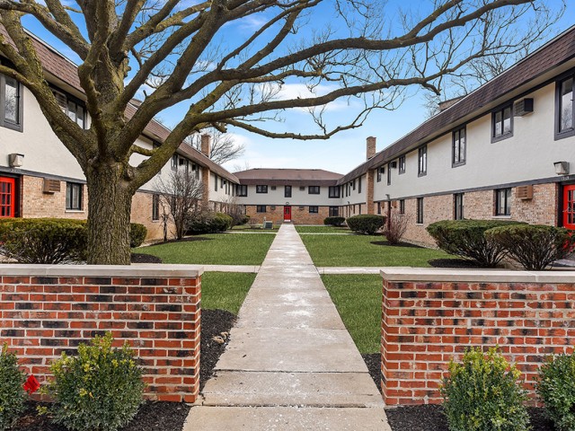 Image of Courtyard for The Clarendon Apartment Homes
