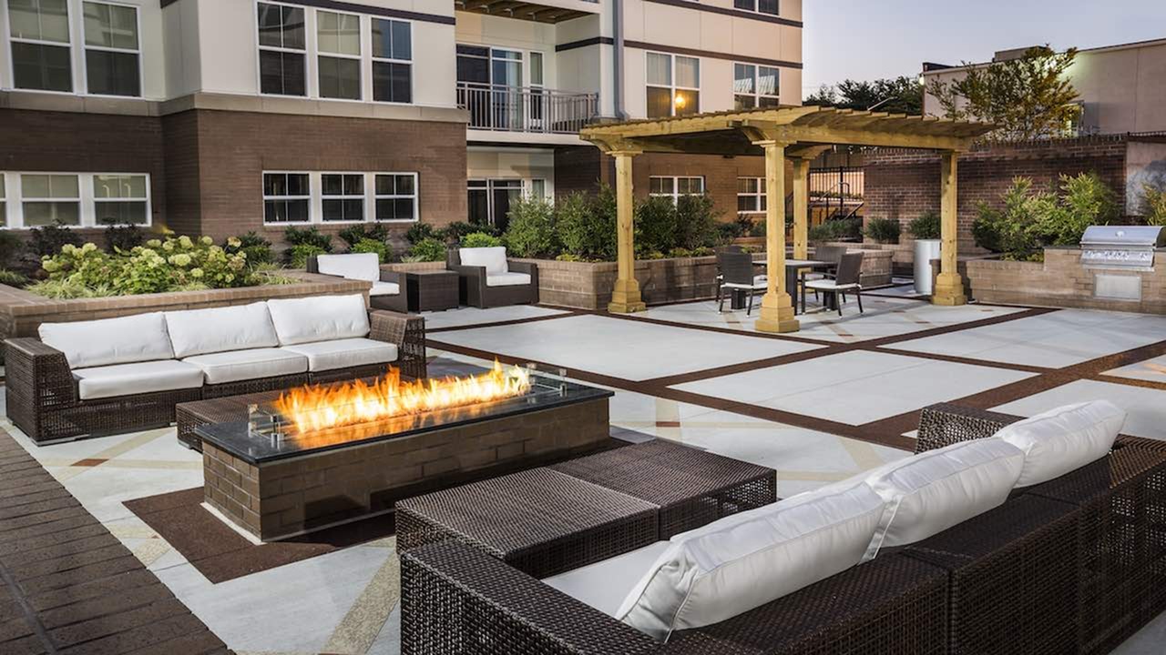 Courtyard lounge with outdoor grills and dining area.
