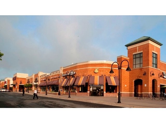 Minutes to Kingstowne Shopping and Dining
